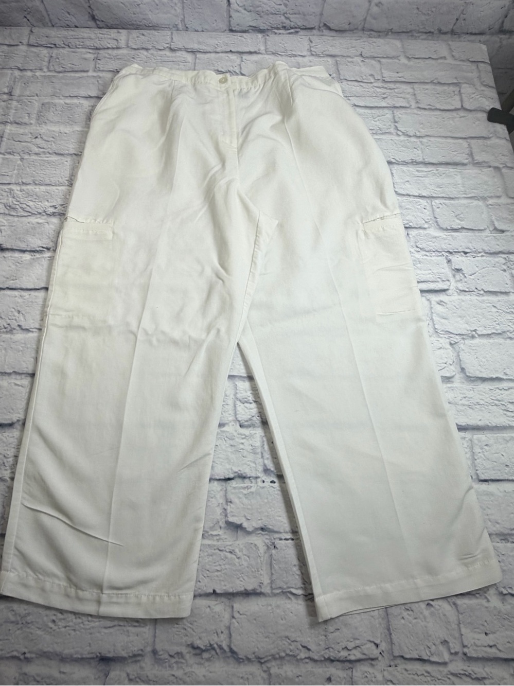 Sag Harbor White Rayon Blend Pants. Side Elastic at the Waist. Size 18.